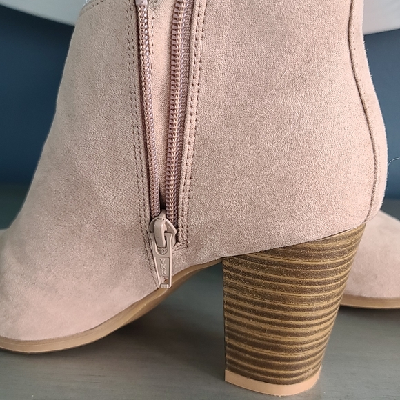 Like new beige tan ankle boots womens size 6 - Picture 2 of 5